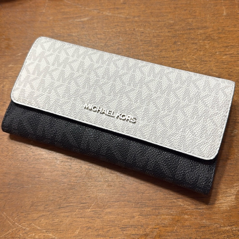 Michael Kors Jet Set Large Signature Logo TriFold
Wallet Optic White Multi